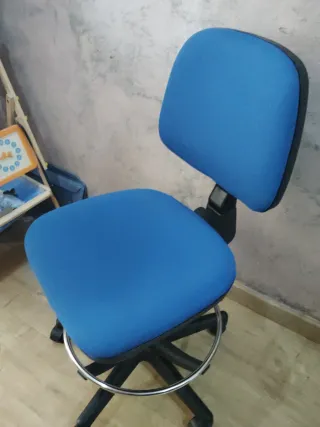 Silla de oficina giratoria azul