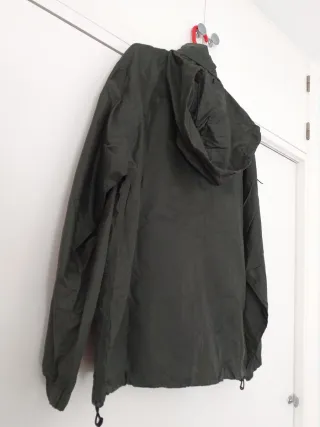 Chubasquero verde plegable NUNCA usado.