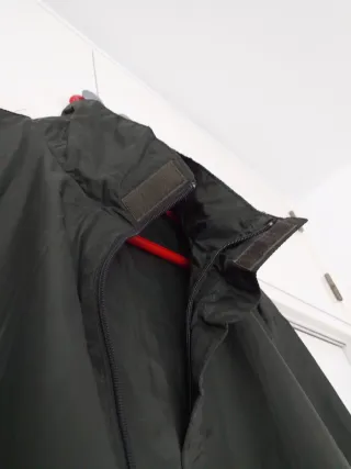 Chubasquero verde plegable NUNCA usado.