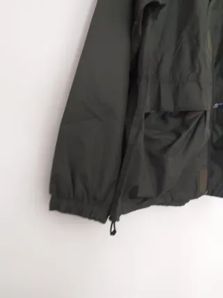 Chubasquero verde plegable NUNCA usado.