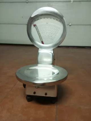 Báscula antigua de metal