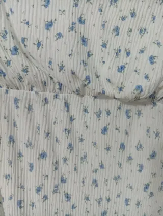 Vestido blanco con estampado floral azul