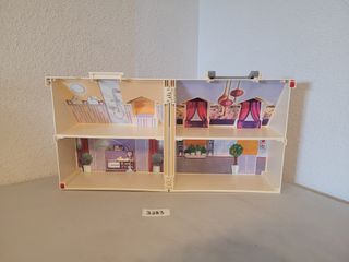 Casa delle bambole pieghevole con figure