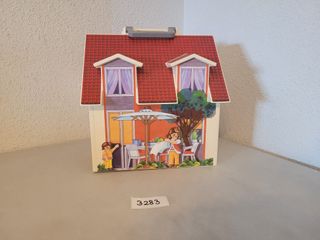 Casa delle bambole pieghevole con figure