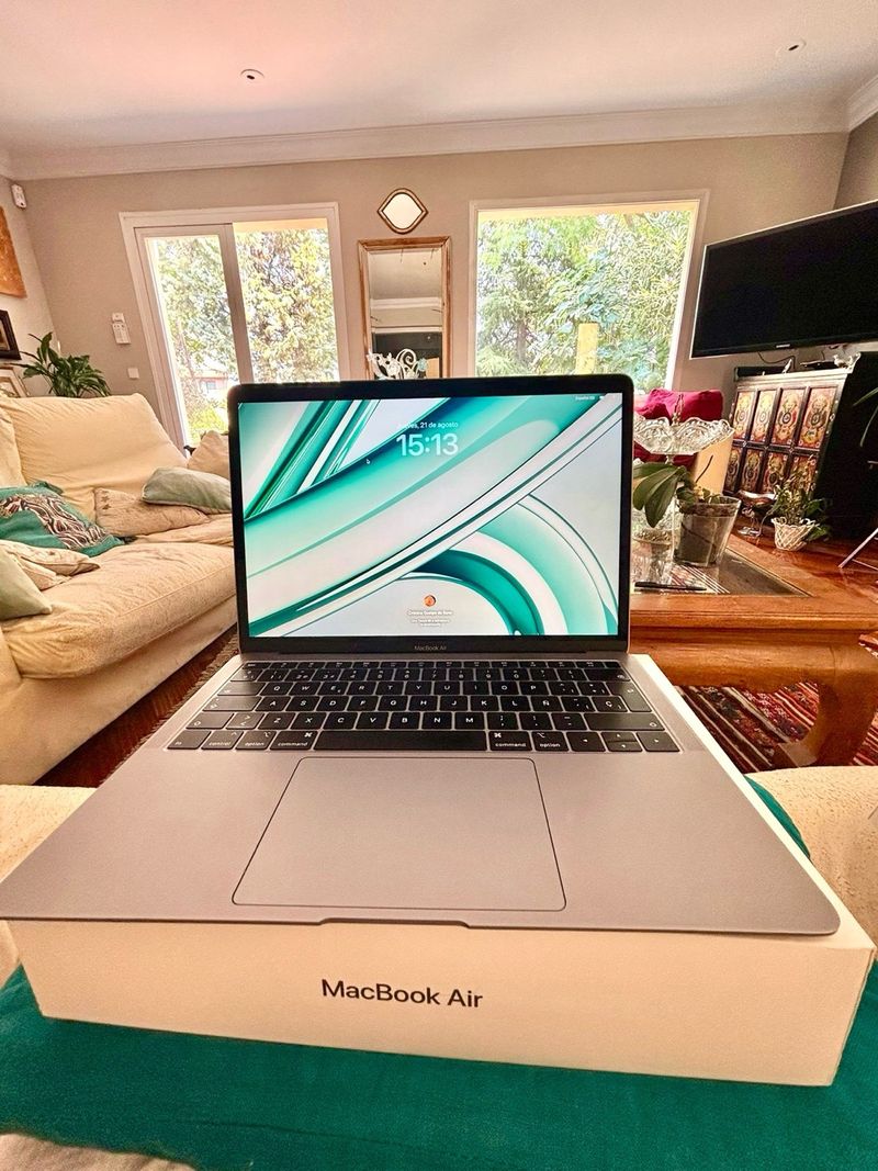 MacBook Air 13” i5 16GB RAM Gris Espacial