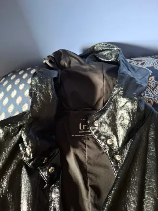 Gabardina Zara efecto piel negra Talla S