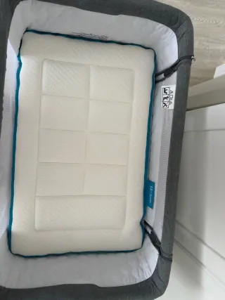 Minicuna colecho Comfy gris + Colchón Amori/ Como