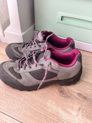 Zapatillas montaña Quechua grises y rosas