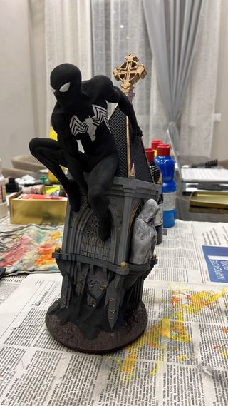 Statua SpiderMan Black Suit su guglia gotica