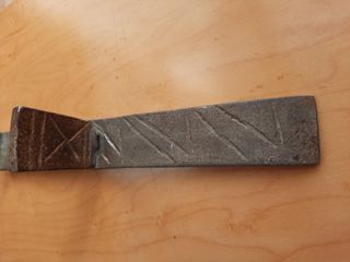 Cerrojo antiguo hierro forjado con dibujo líneas