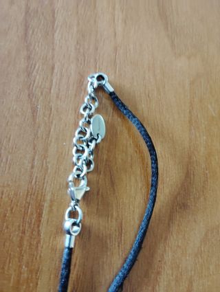 Collar con colgante de libélula bordada