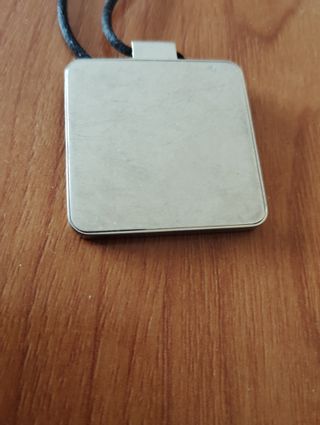 Collar con colgante de libélula bordada