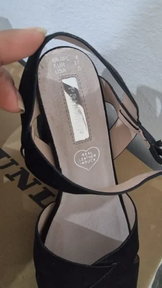 Sandalias de tacón y cuña negras y beige