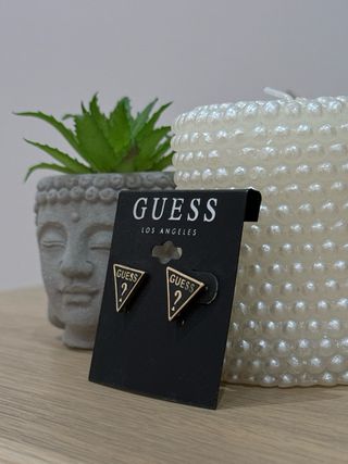 Pendientes Guess Triángulo Negro y Dorado