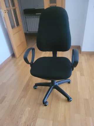 Silla de oficina ergonómica negra