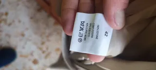 Trench beige con cinturón y cremallera