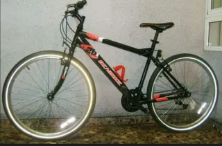 Bicicleta de ciudad negra