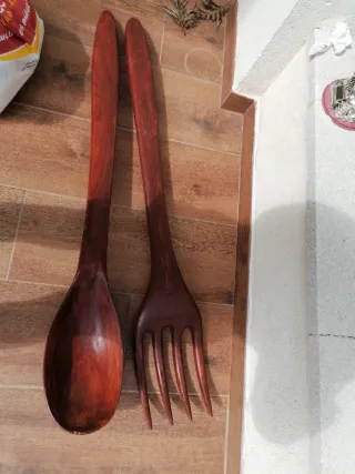 Cuchara y tenedor de madera decorativos