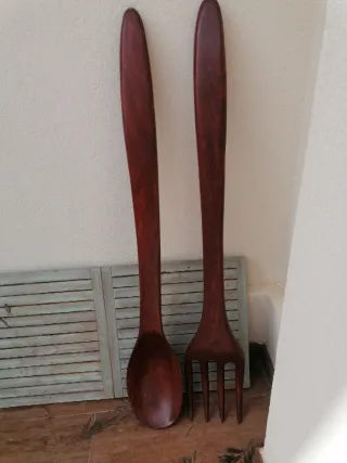 Cuchara y tenedor de madera decorativos