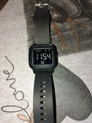 Reloj digital negro nuevo.