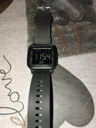 Reloj digital negro nuevo.