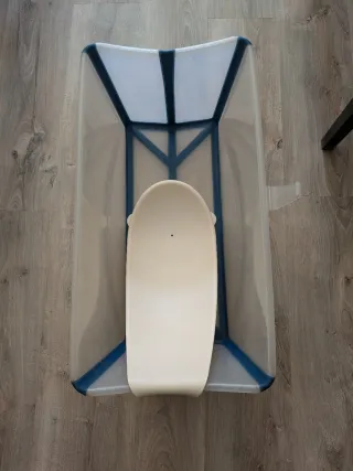 Bañera Stokke con cuchara