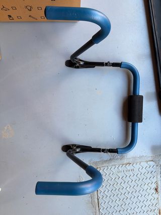 Máquina de abdominales azul. Gimnasio en casa