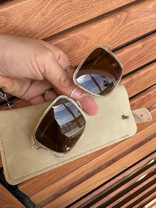 Gafas de sol marrones y doradas