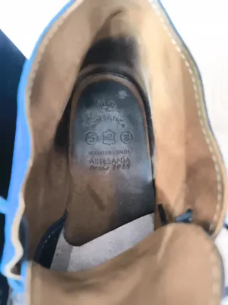 Botas de piel azul artesanales. Pisamierda
