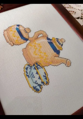 Vassoio ricamato a mano punto croce con teiera