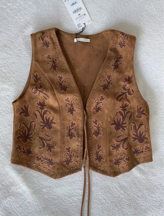 Chaleco de piel Zara bordado