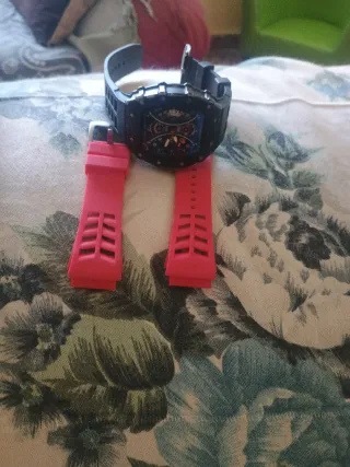 Reloj Negro y Correa Roja