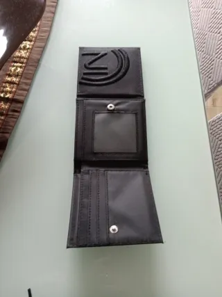 Cartera negra con logo en relieve