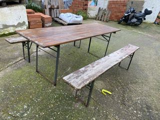 Tavolo e panche pieghevoli da giardino