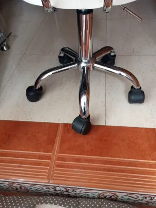 Silla giratoria de metal y piel sintética