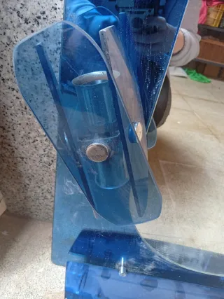 Espejo de baño azul y plateado
