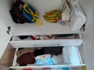 Armario blanco con tiradores metálicos