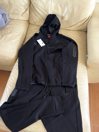 Conjunto Nike Tech Fleece Negro Talla L slim fit