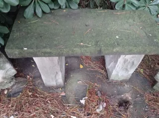 3 Bancos y 2 maceteros de piedra para jardín