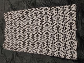 Prenda di abbigliamento con stampa geometrica