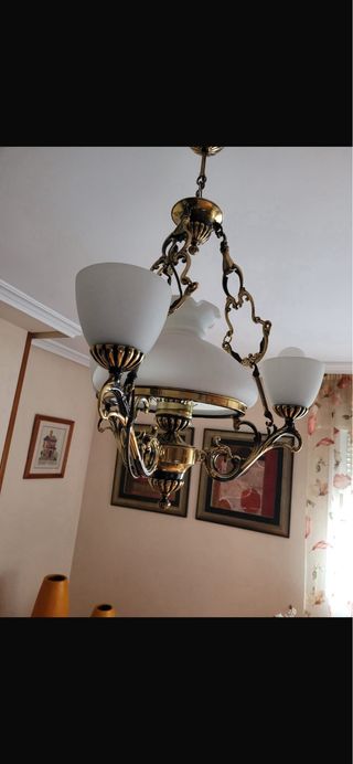 Lámpara de techo antigua dorada y blanca