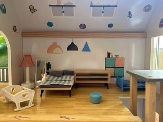 Casa di bambole in legno