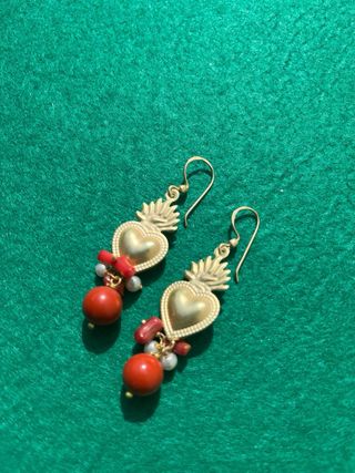 Orecchini Sacro Cuore con Corallo e Perle
