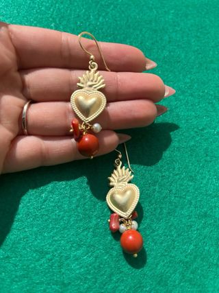 Orecchini Sacro Cuore con Corallo e Perle