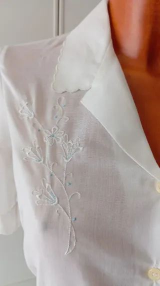 Camisa vintage blanca bordada