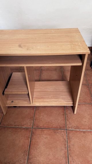 Escritorio de madera con ruedas