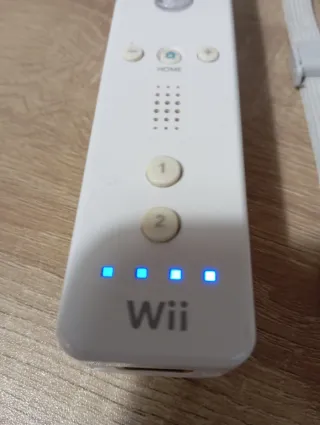 Controller Wii Nintendo in buone condizioni con cinturino