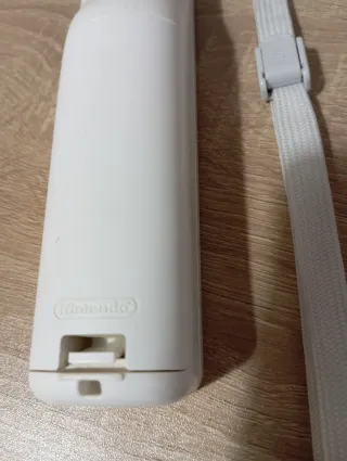 Controller Wii Nintendo in buone condizioni con cinturino