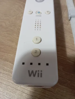 Controller Wii Nintendo in buone condizioni con cinturino