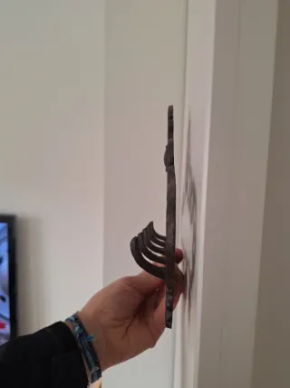 Colgador antiguo de metal